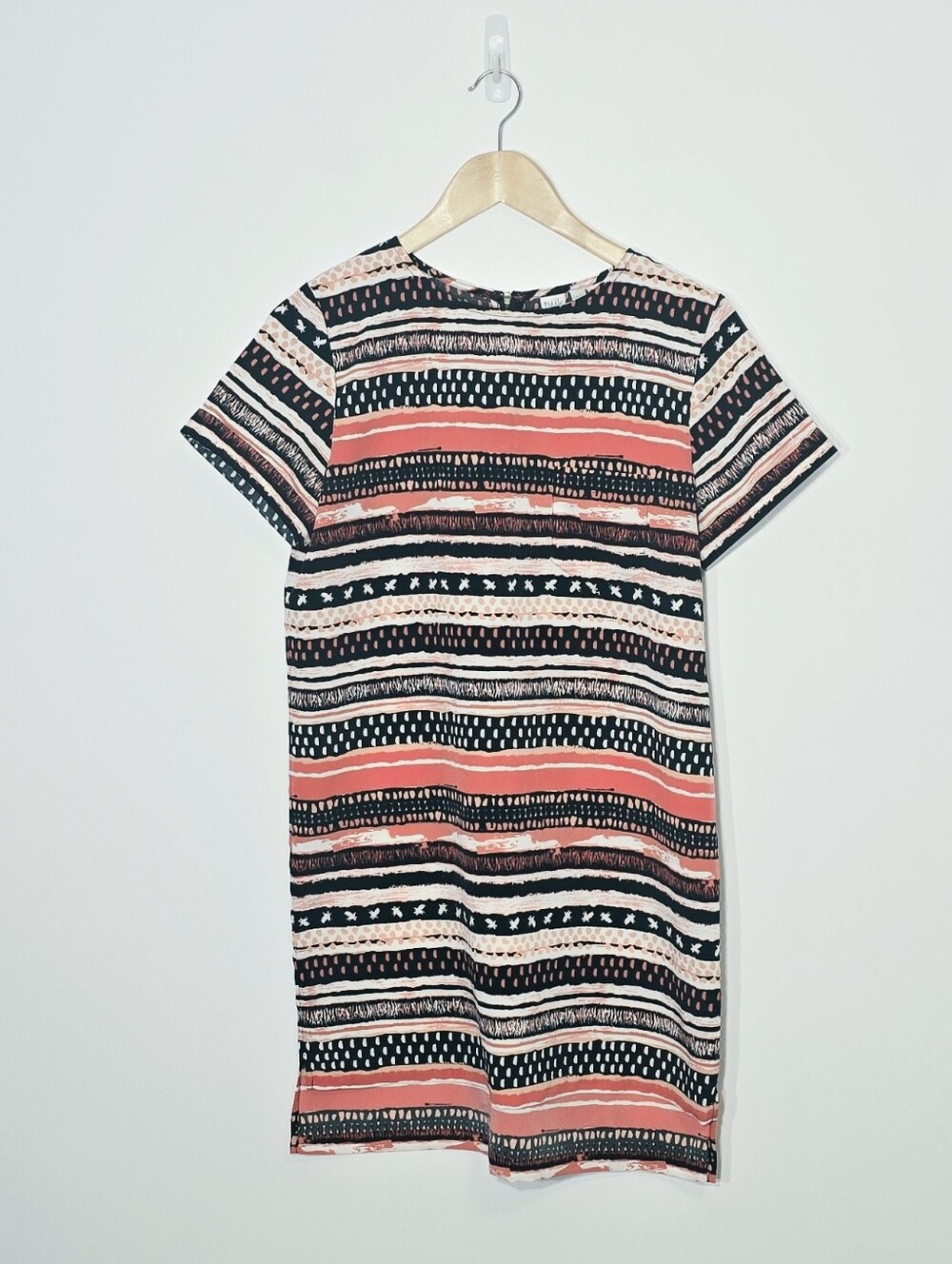 TWIK Coral Black Geometric Pattern Lightweight Zipper Back Short Sleeve Small